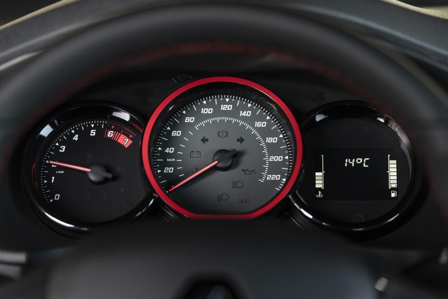 Панель приборов Renault Sandero R.S. 2019 года  (фото 43 из 49)